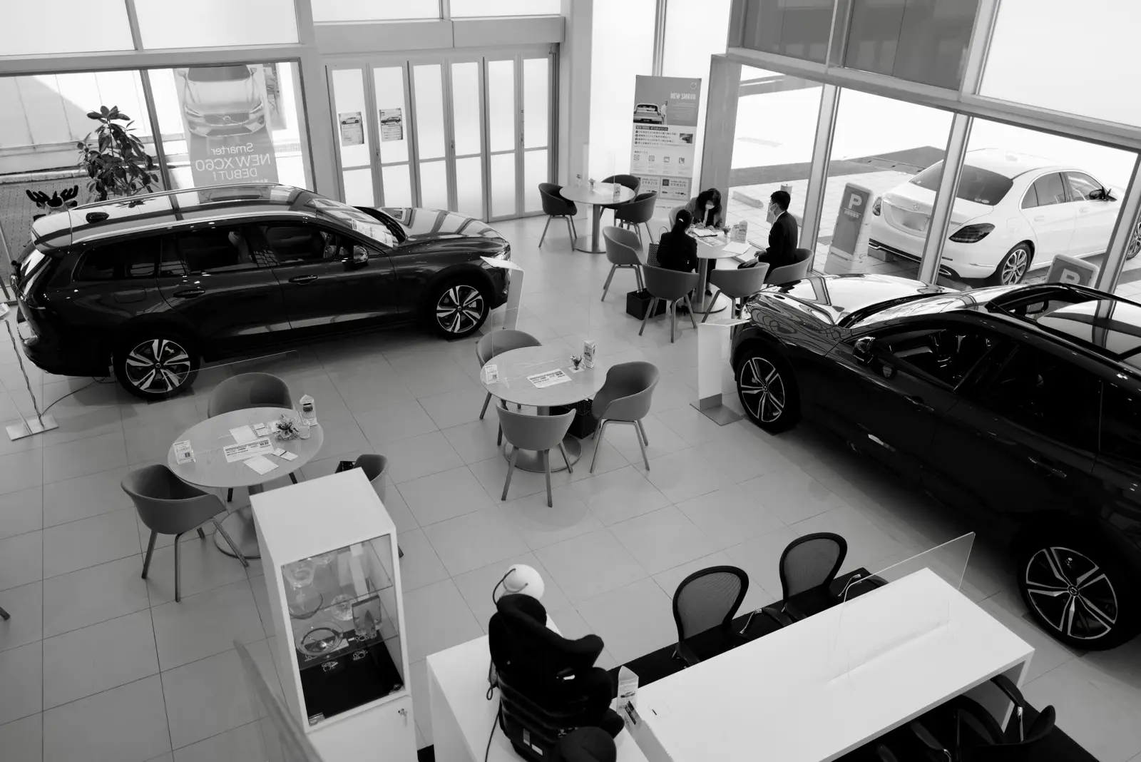 Fahrzeuge in einem Autohaus