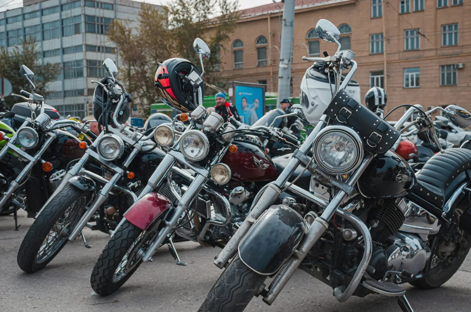Reihe geparkter Motorräder