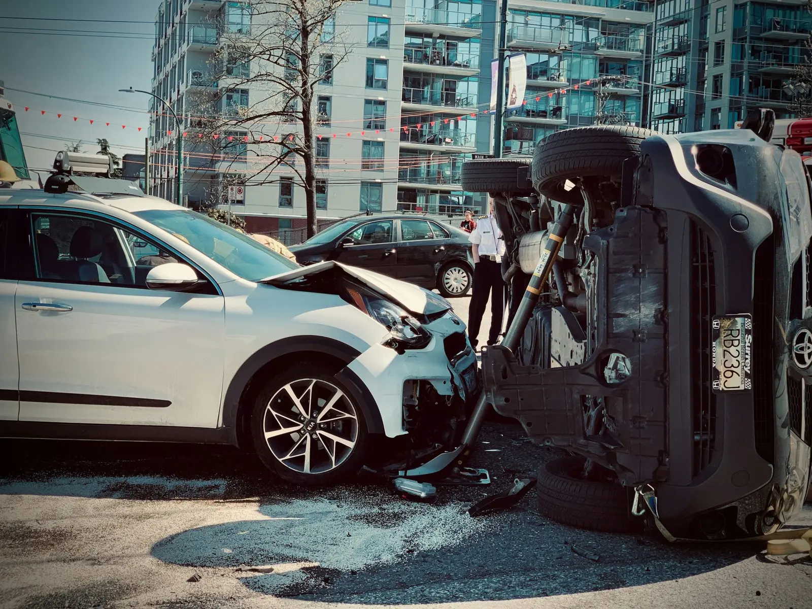 Zwei Fahrzeuge nach einem Unfall an einer Kreuzung